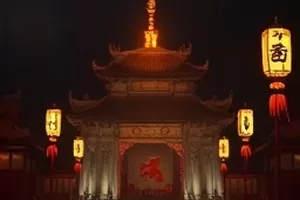 年代剧《长夜拾光》老式厂房与暖黄窗灯